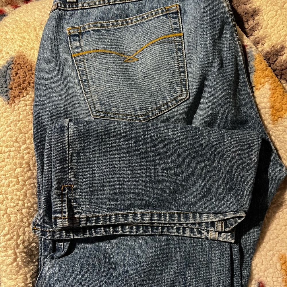 Women’s cinch jeans in good condition. Slit on side. Very cute!